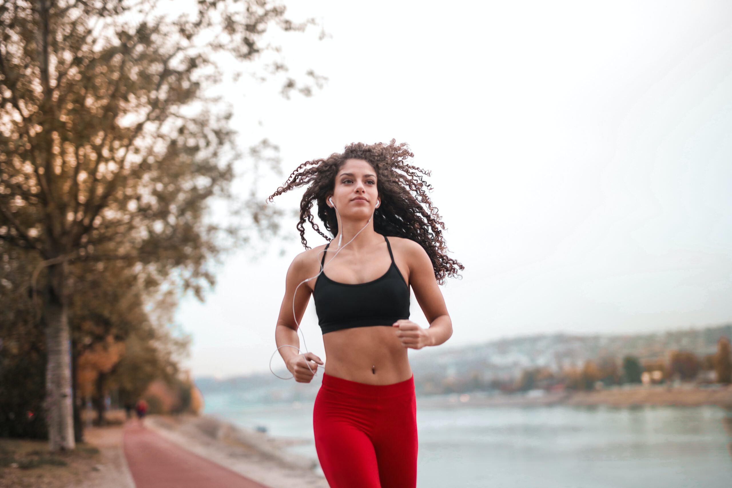 Kobieta z bólem kręgosłupa uprawiająca jogging