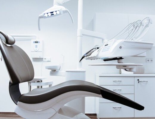 Duży czarny fotel dentystyczny w gabinecie
